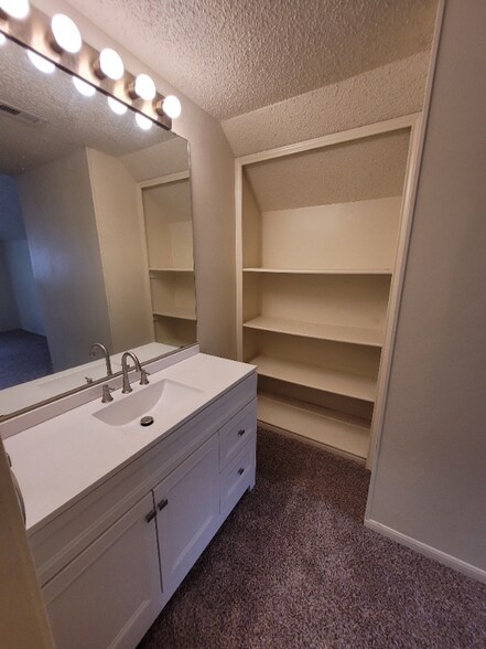 Building Photo - 6303 Windsor Castle