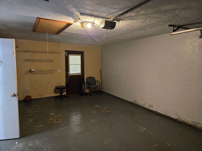 Building Photo - Bright 2BR/2BA Home with Garage