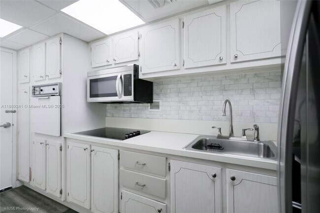 Building Photo - 1000 West Ave