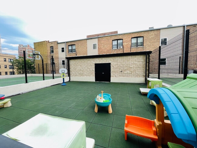Building Photo - 3930 N Pine Grove Ave