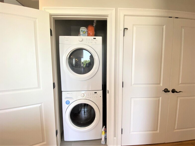 Building Photo - 168 Hampshire St