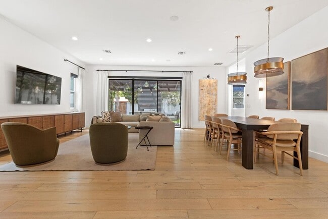 Building Photo - 4533 E Devonshire Ave