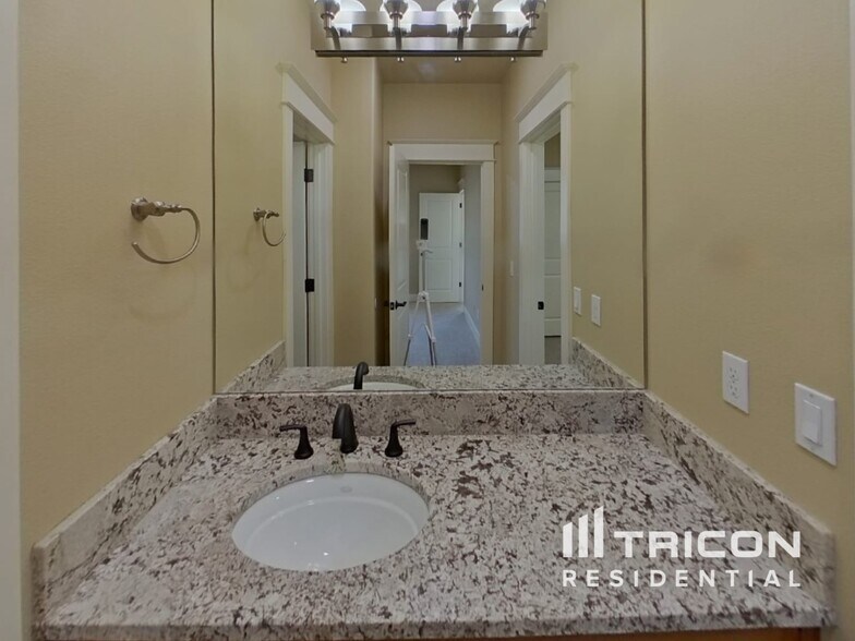 Building Photo - 11593 SE Waterleaf Dr