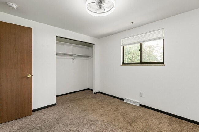 Building Photo - 390 Knotty Pl