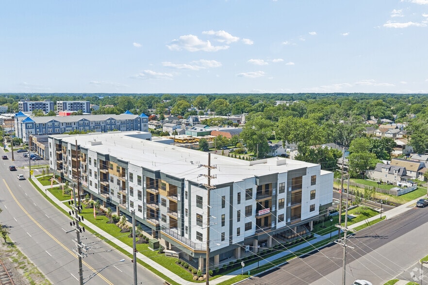 Building Photo - Surfside Crossing