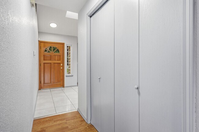 Building Photo - 6748 3rd Way SE