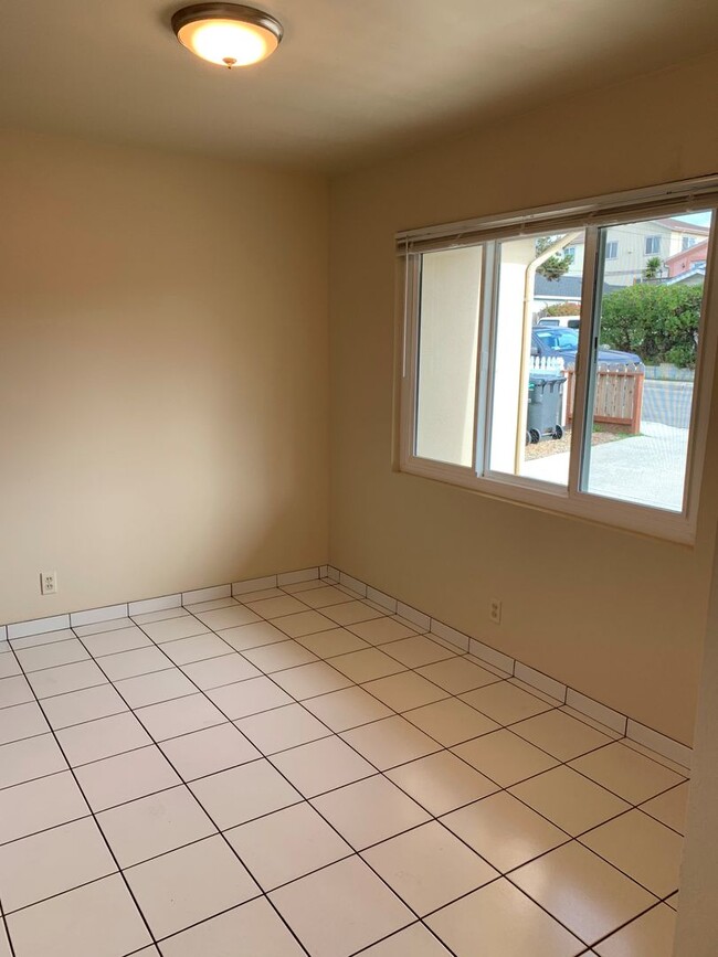 Building Photo - Great 3 Bedroom 1 and 1/2 Bath House in Se...
