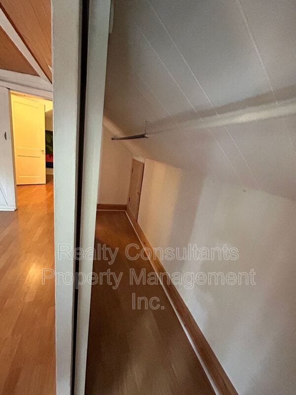 Building Photo - 2461 Lyndhurst Ave