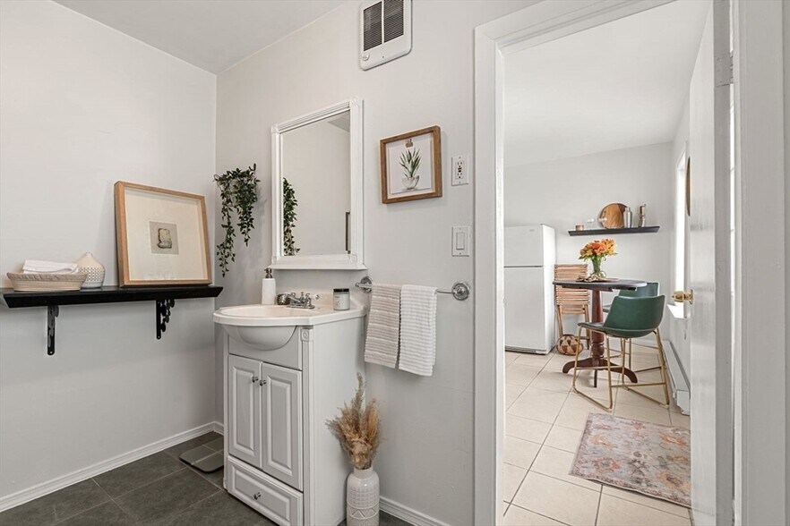 Building Photo - 377 Dorchester St