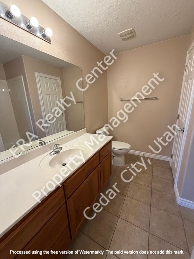 Building Photo - Move-In Discount - 3 Bedroom 2 bath in The Seasons
