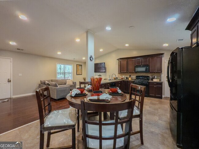 Building Photo - 580 Pineland Cir