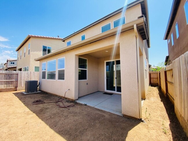 Building Photo - $2,295 Belmont & Fowler, 3 Bedroom - N Eli...