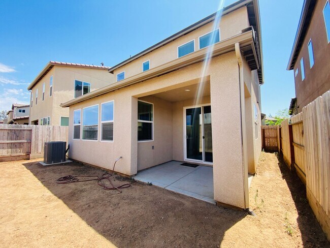 Building Photo - $2,395 Belmont & Fowler, 3 Bedroom - N Eli...