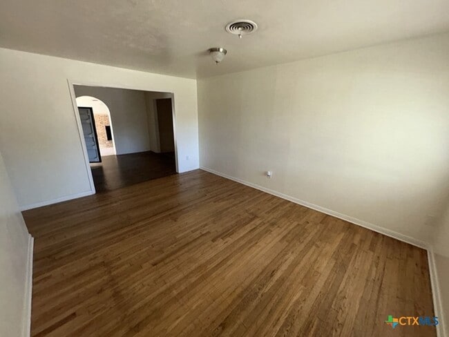 Building Photo - 304 Oak St