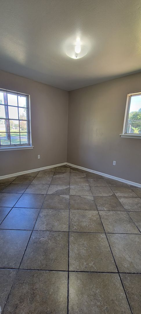 Building Photo - Very nice 4 bedroom/2 bath house with oven and dishwasher!