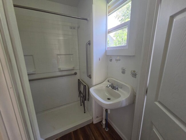 Building Photo - Lower 3 bedroom unit