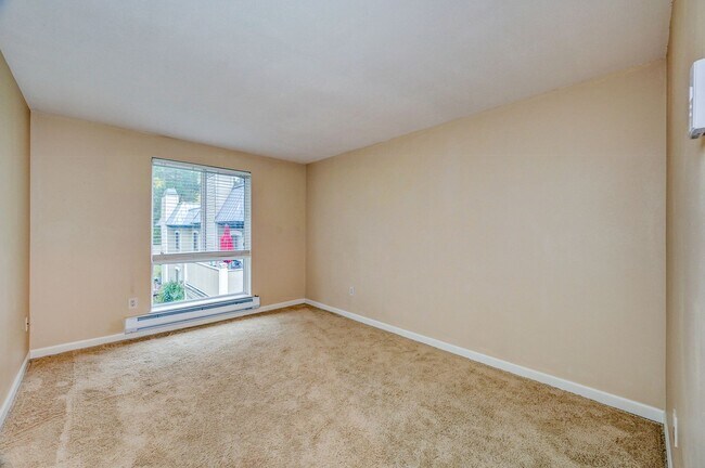 Building Photo - Cozy Condo, Smack-dab in the Middle of Bellevue