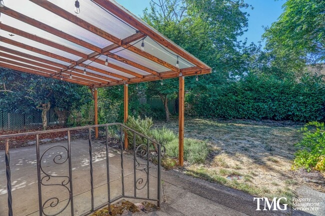 Building Photo - Updated 1928 Tutor w/ Original Touches and Large Fully Fenced Back Yard