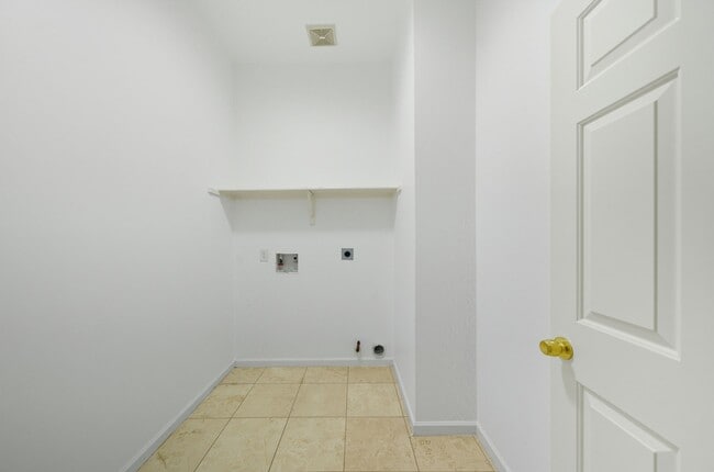 Building Photo - 13130 Yaupon Holly Ln