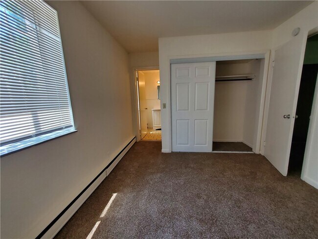 Building Photo - 1077 East Ave