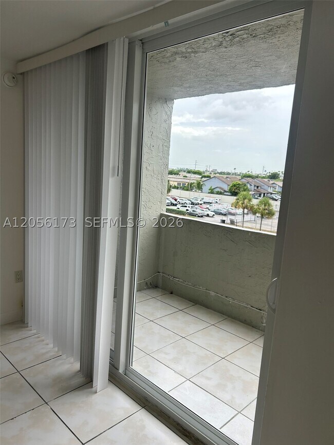 Building Photo - 10000 NW 80th Ct