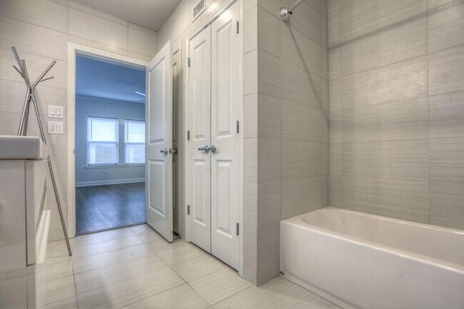 Building Photo - 1341 Cortlandt St