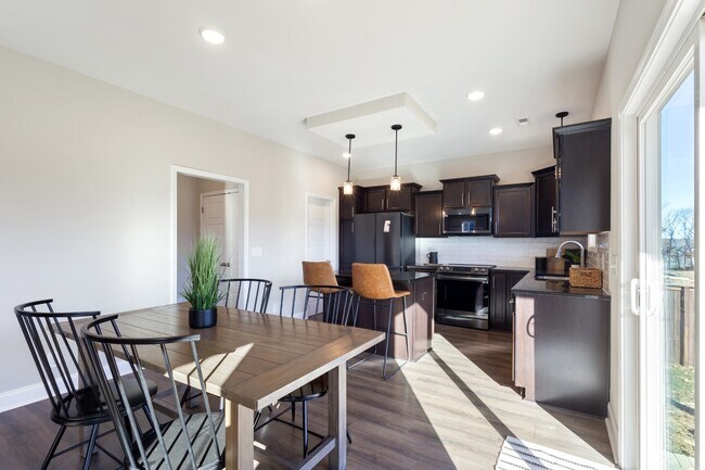 Building Photo - 2433 Bucklin Dr