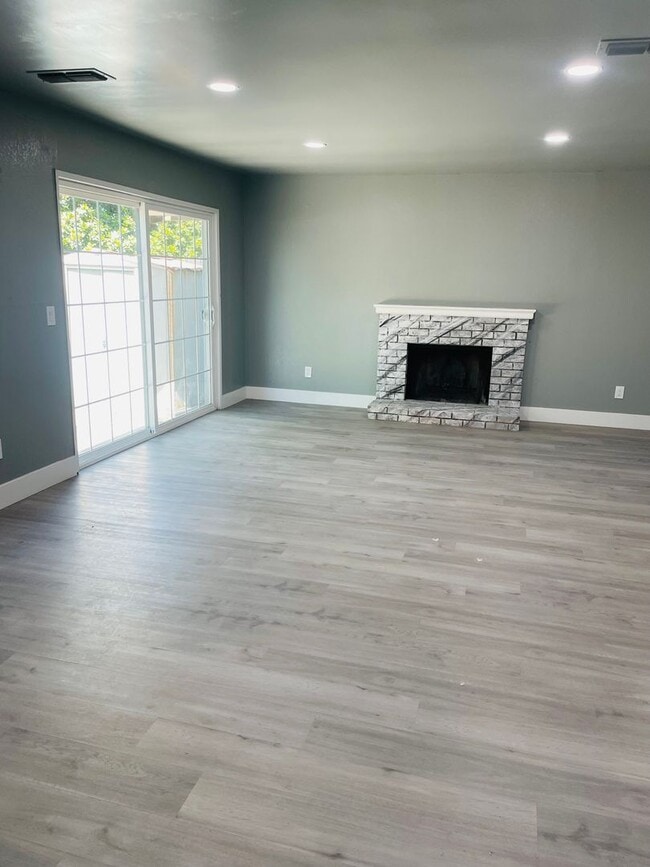 Building Photo - Completely Renovated 2-Bed/1.5 Bath Condo ...