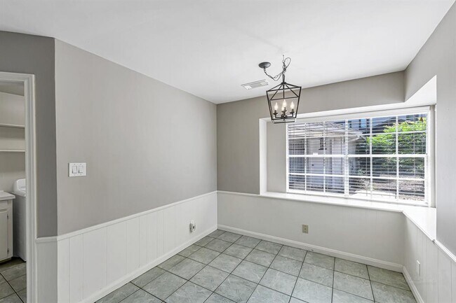 Building Photo - 614 Val Lena Dr