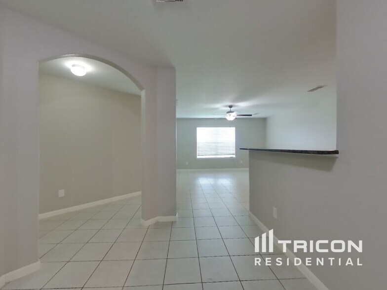 Building Photo - 904 American Monarch Dr