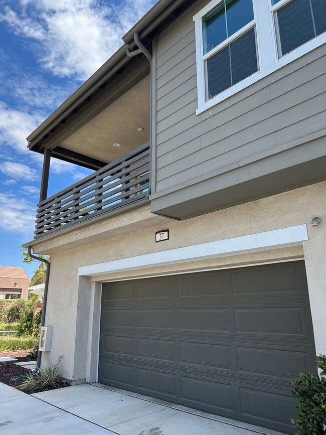 Building Photo - Beautiful 2 Bedroom 2 Bath Townhome
