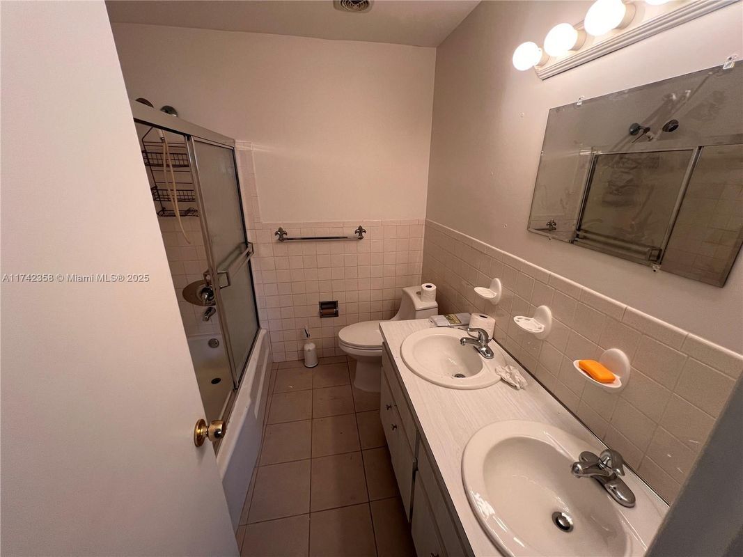 Building Photo - 820 SW 12th Ave