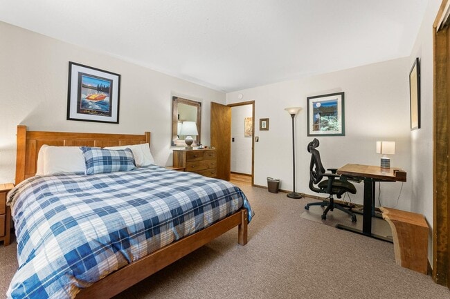 Building Photo - SKI LEASE: Ranch Home with Garage & Gas Fireplace!