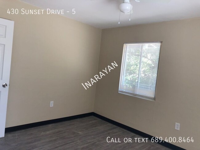 Building Photo - 2/1 Remodeled apartment. Available Now.