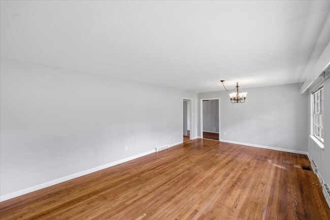 Building Photo - Spacious 4BR Home in Clinton School District with Multiple Living Areas