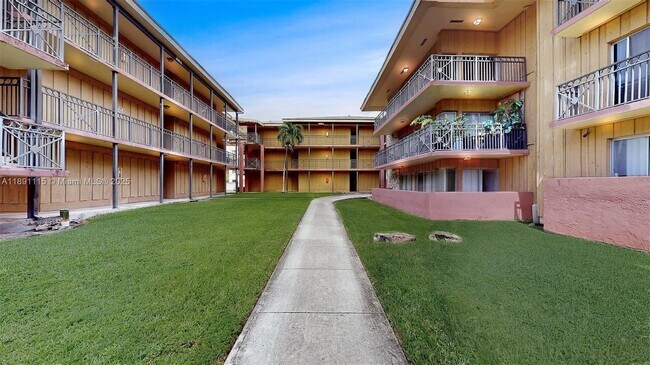 Building Photo - 4850 SW 63rd Terrace
