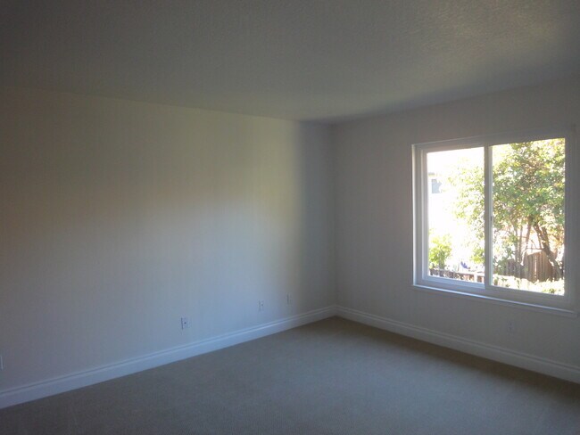 Building Photo - 613 Cedar Pl