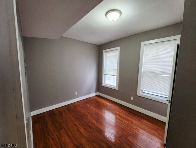 Building Photo - 146 Hollywood Ave