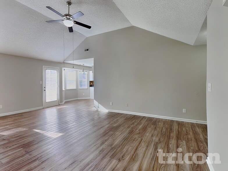 Building Photo - 2736 Daffodil Dr