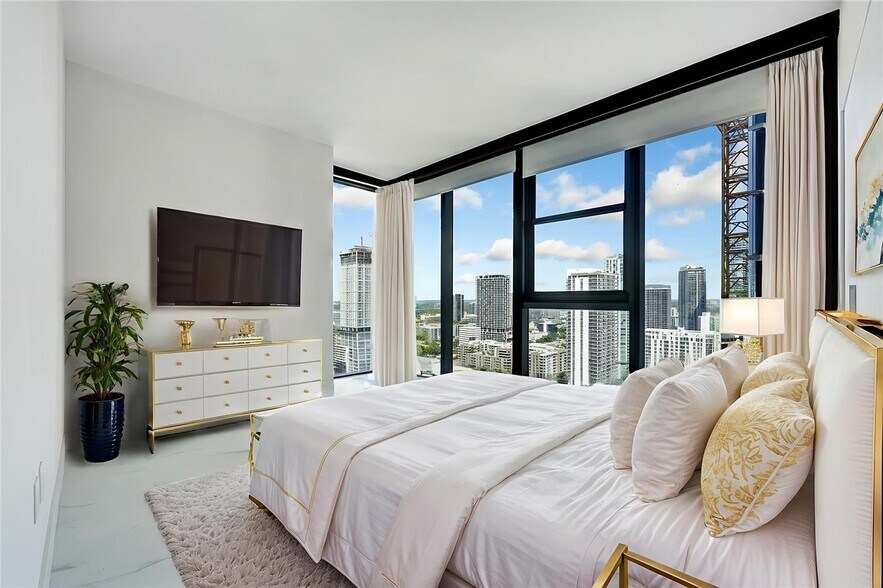 Building Photo - 700 NE 24th St