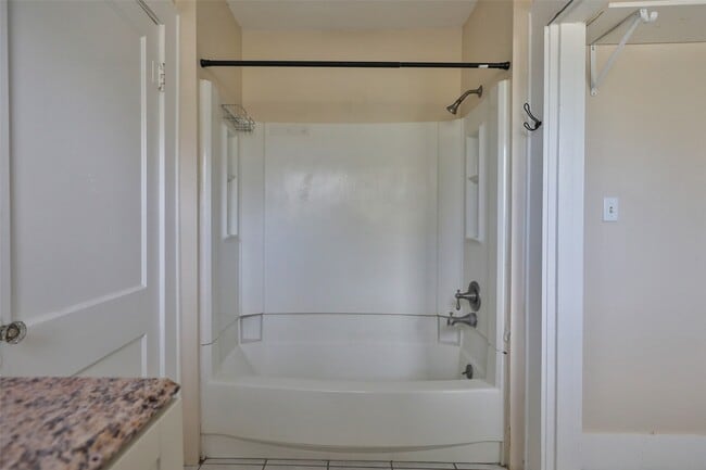 Building Photo - 607 Lakeview Dr