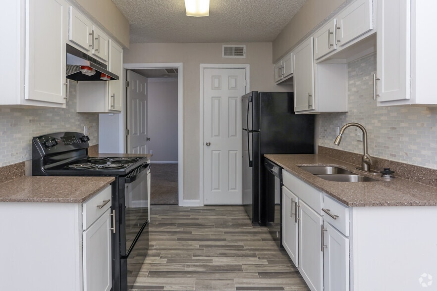 1BR, 1BA - 545SF - Kitchen - Summerwood Apartments
