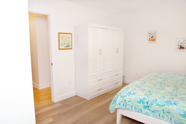 Building Photo - 12 Westover Ln