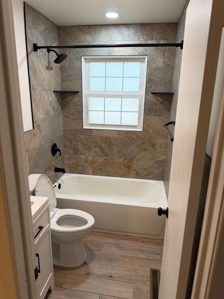 Hallway bath - 5375 Gordon Dr
