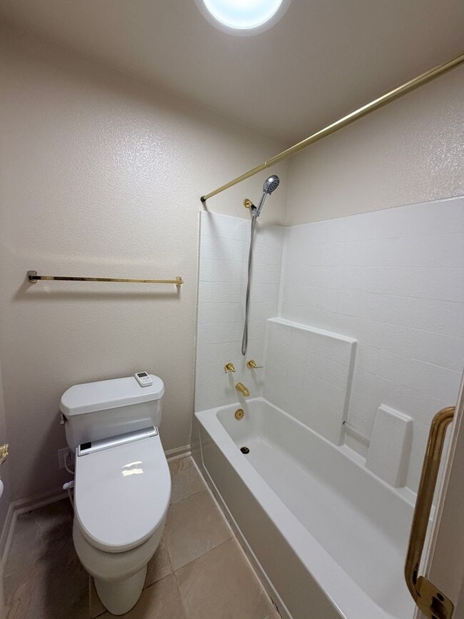 Building Photo - Beautiful Lakefront Home in the Vineyard! 55+ community