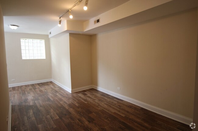 Building Photo - 5003 N Sawyer Ave