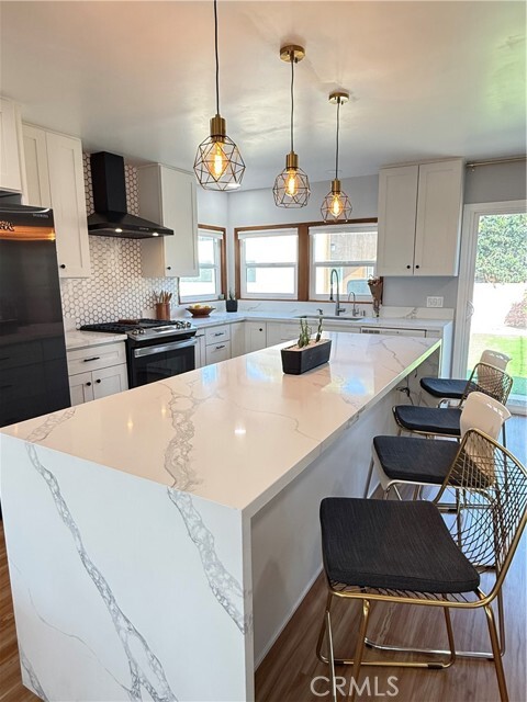 Building Photo - 115 W Valencia Ave