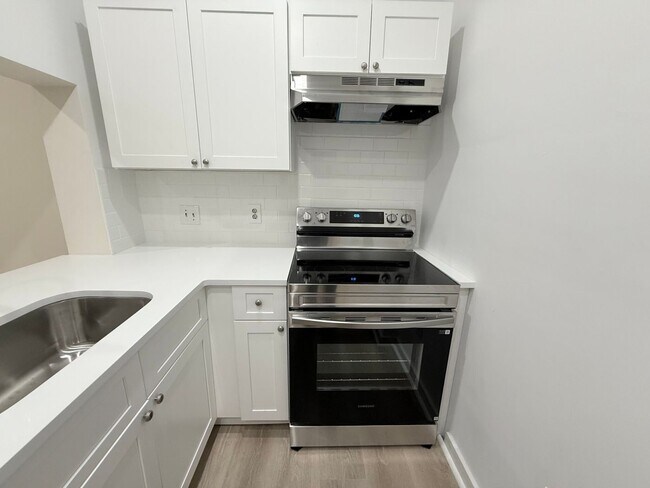Building Photo - MISSION HILL 3 BED!!!!