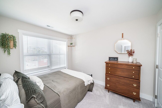 Building Photo - 16 Villa Ct