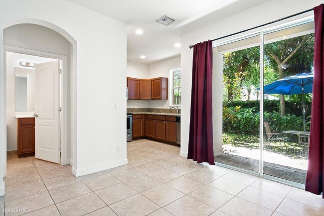 Building Photo - 3 br, 2.5 bath Townhome - Charleston Commons